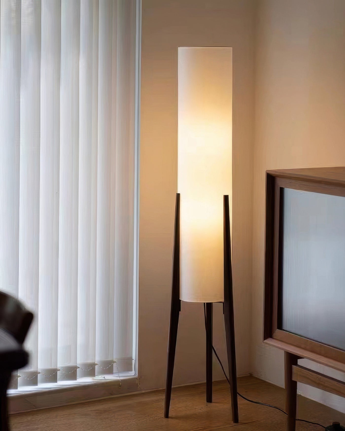 BeamEssence | Stylish Walnut floor lamp | Lamp Lounge